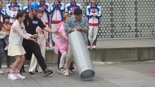 胡瓜昔日扛過瓦斯　秀轉巨桶卡住求援