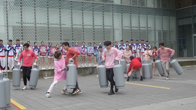 藝人比賽搬運瓦斯。民視提供