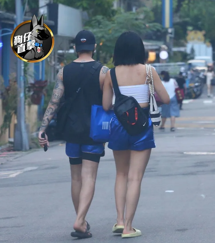 小倆口穿拳擊情侶褲出門，走路時貼得相當近。特勤中心攝