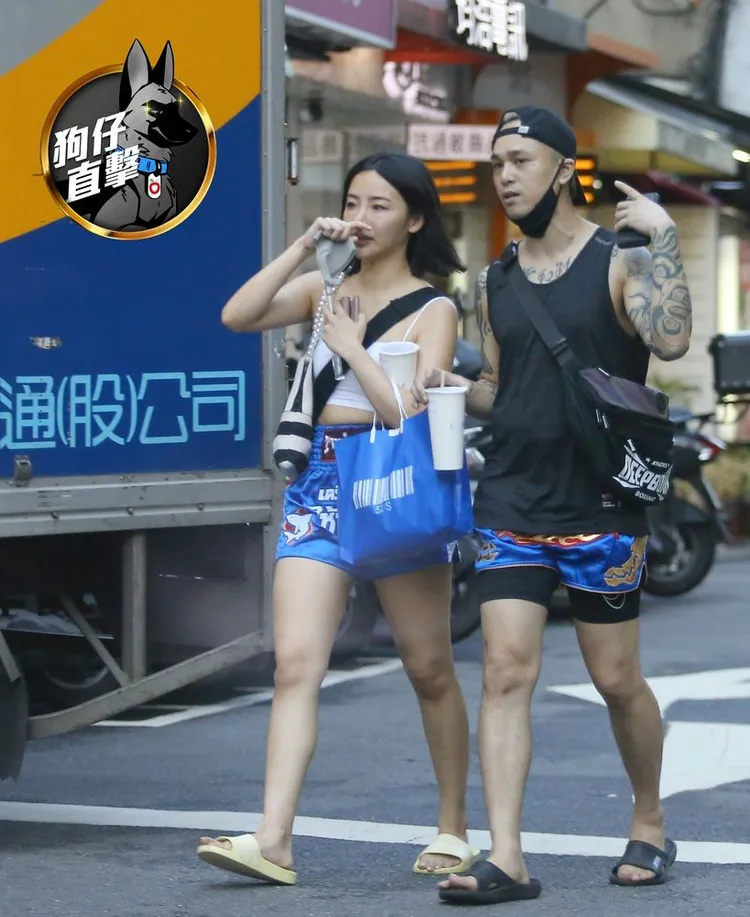 小倆口有說有笑地走在東區街頭，卻忘了戴上口罩。特勤中心攝