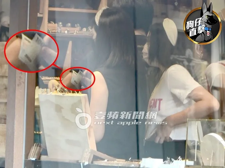 黃嘉千（左）帶著女兒夏天逛飾品店，從包中掏出千元大鈔準備結帳。特勤中心攝