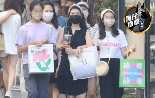 狗仔直擊|黃嘉千婚變46天與女兒相依為命 12歲夏天陪媽血拼