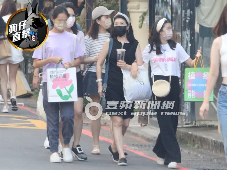 黃嘉千（中）被女兒夏天勾著繼續逛街走馬看花。特勤中心攝