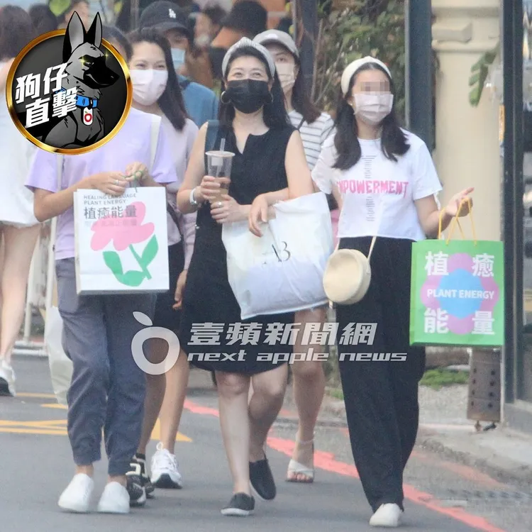 黃嘉千女兒（右起）提著大袋戰利品勾著媽媽繼續逛街購物。特勤中心攝