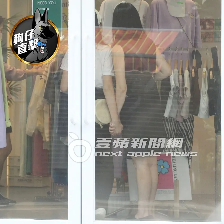 黃嘉千（右）緊牽12歲女兒夏天的手在平價少女服飾店內細心挑選。特勤中心攝