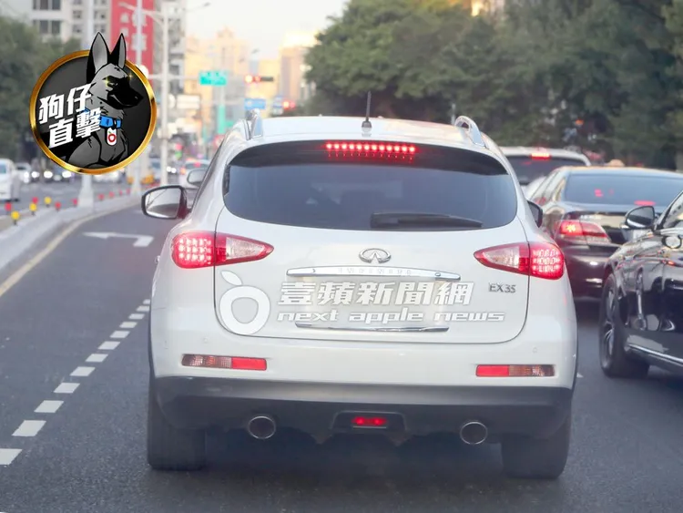 黃嘉千駕駛價值198萬元的Infiniti EX35休旅車，載女兒夏天及友人返回南港豪宅。特勤中心攝