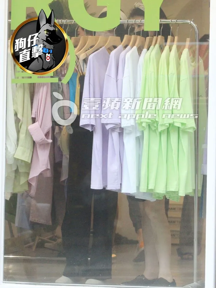 黃嘉千（右）與12歲女兒夏天站在櫥窗前仔細挑選韓系服飾。特勤中心攝