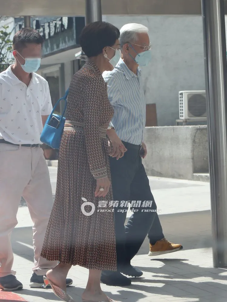 連爺爺（右）緊緊牽著連奶奶的手，畫面相當有愛。特勤中心攝