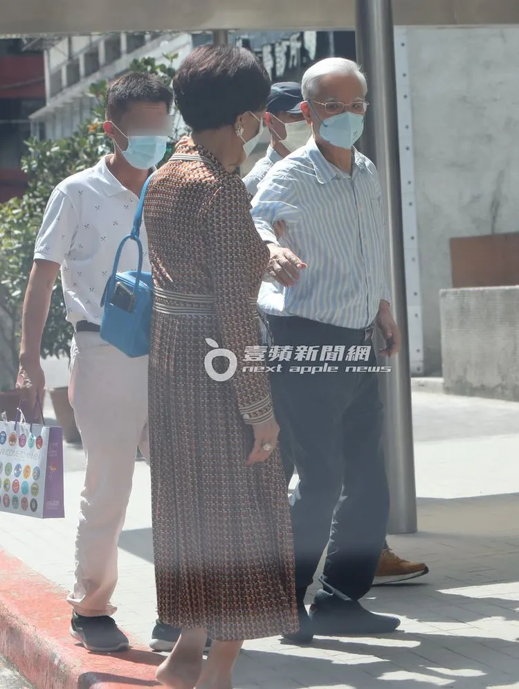 下一秒，連爺爺伸出右手示意要牽著連奶奶手，2人十分恩愛。特勤中心攝