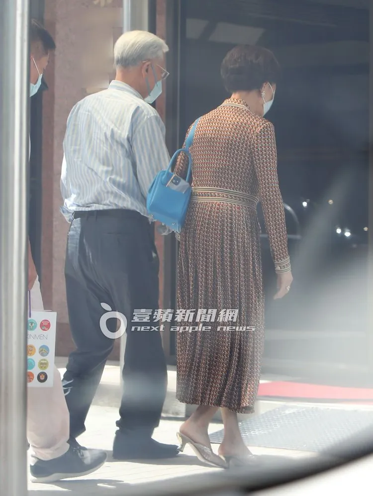 短短幾步路的距離，連爺爺（左）也要牽著連奶奶的手，一起的走進家門，充滿溫馨與愛。特勤中心攝