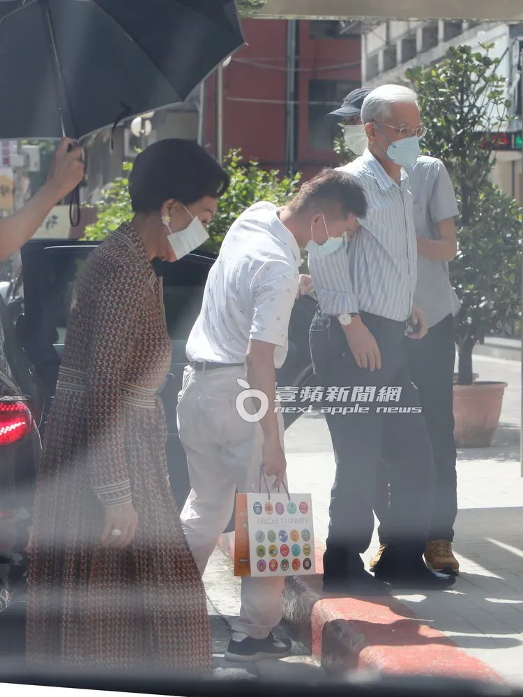 連奶奶（左）走在後面，準備上階梯。特勤中心攝