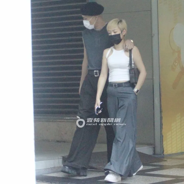 黃宣（左）與金髮經紀人女友Elsie，不約而同穿著同款皮帶及褲子，看來十分登對。特勤中心攝