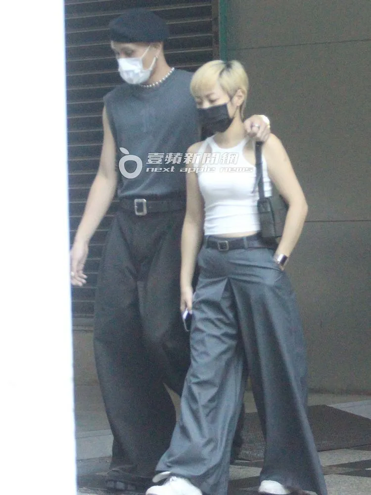 黃宣（左）與金髮經紀人女友Elsie逛街，一路上左右開弓勾著她肩膀，感情如膠似漆。特勤中心攝