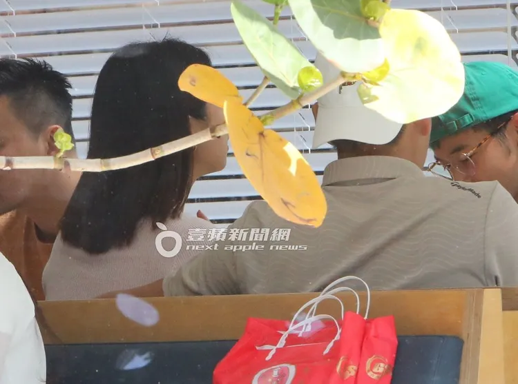 用餐期間，周興哲不時將手放在後摟著趙岱新，互動自然大方。特勤中心攝