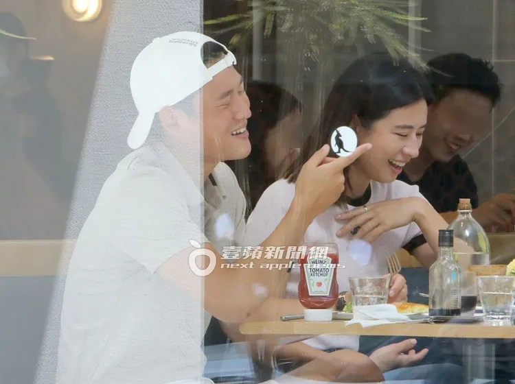 周興哲（左）更是忍不住抬頭大笑，畫面十分有趣。特勤中心攝