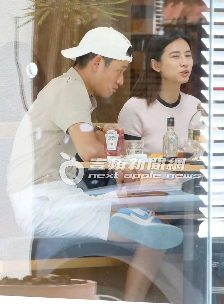 剛回座位到周興哲（左）認真聽著趙岱新說話。特勤中心攝