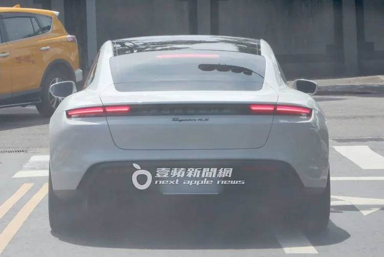  周興哲（中）、趙岱新（右）與吳思賢一同坐上周興哲座駕。特勤中心攝