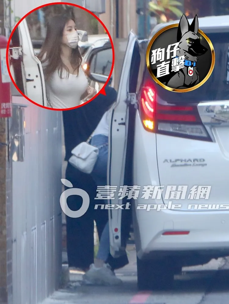 大奶妹隨即跟在後頭，與許雅鈞同坐後座。特勤中心攝