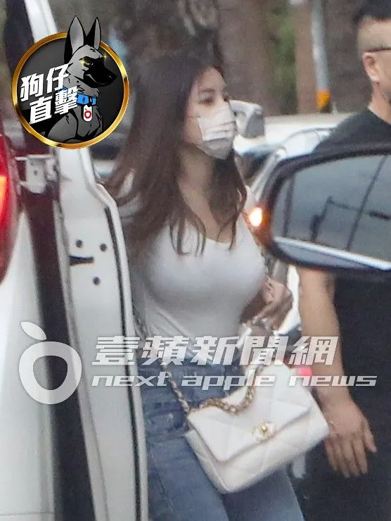 大奶妹長髮飄逸，一雙楚楚動人的雙眼，搭配不科學至少F cup的上圍，前凸後翹非常亮眼。特勤中心攝