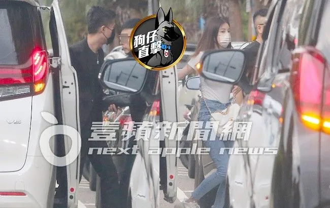 許雅鈞（左）與大奶妹一前一後下車。合成照片、特勤中心攝