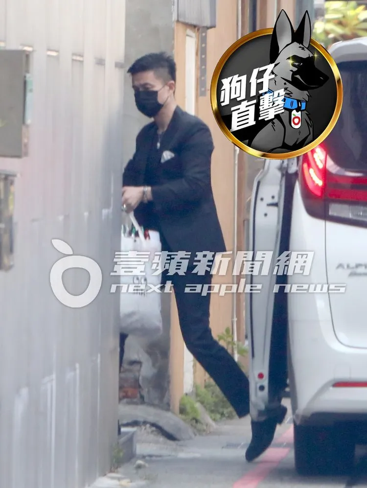 許雅鈞提著一閃亮亮袋子進私人招待所，等待大奶妹會合。特勤中心攝