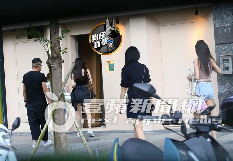 同時抵達的年輕妹子們，互相打招呼後，便入內享用日料。特勤中心攝