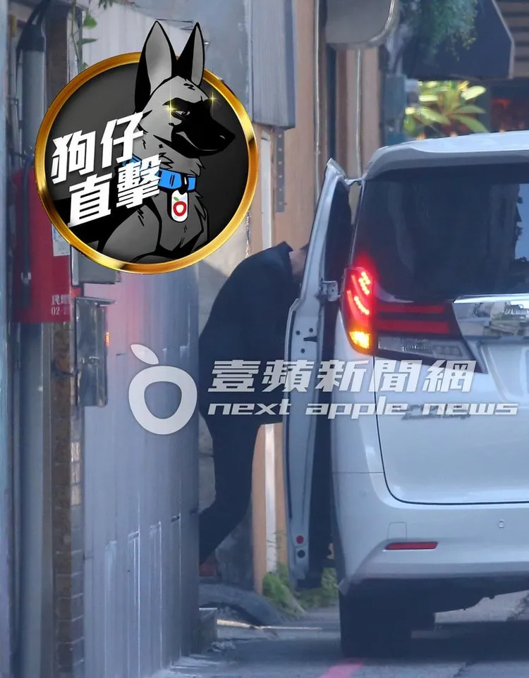 3分鐘後，許雅鈞率先步出私人招待所坐上保母車。特勤中心攝