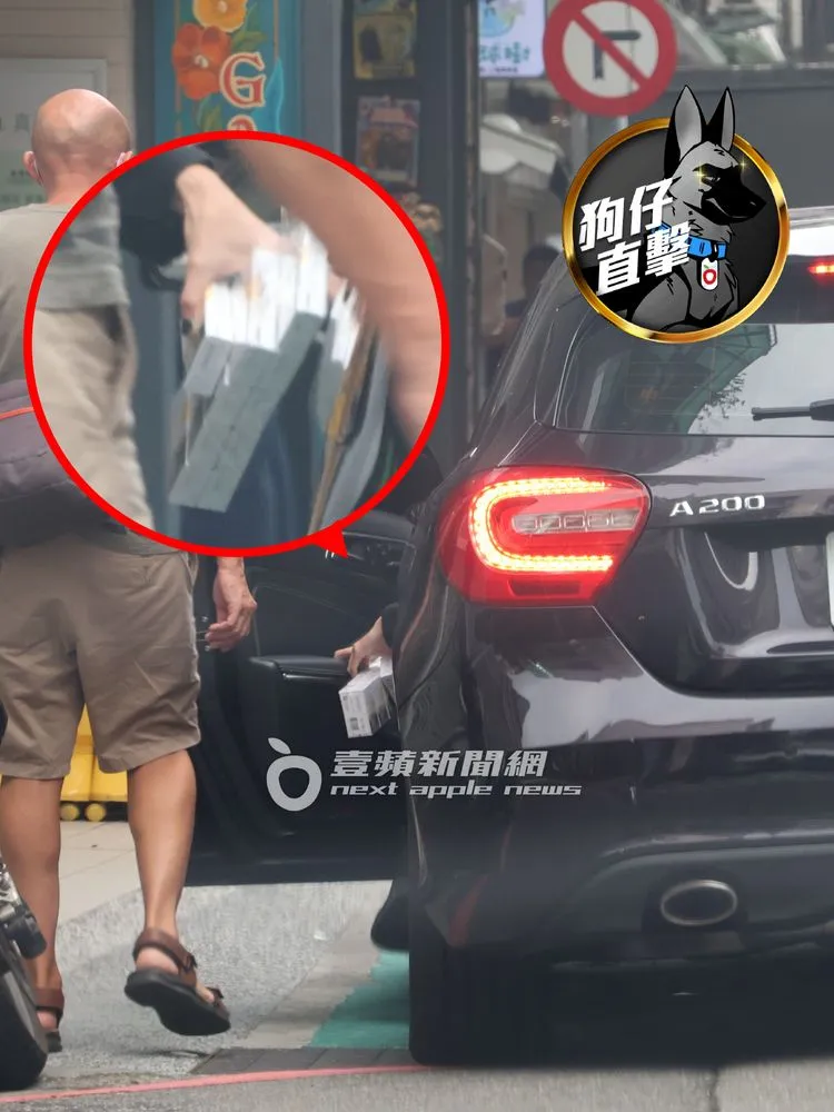 安溥接著將車違停在人行專用道上，下車走進便利超商買10包菸。特勤中心攝