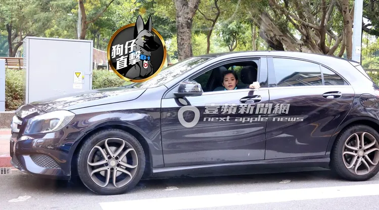 安溥之後將車開往士林，停在路邊降下車窗抽著菸殺時間。特勤中心攝、《壹蘋》提醒您，吸菸有礙身體健康