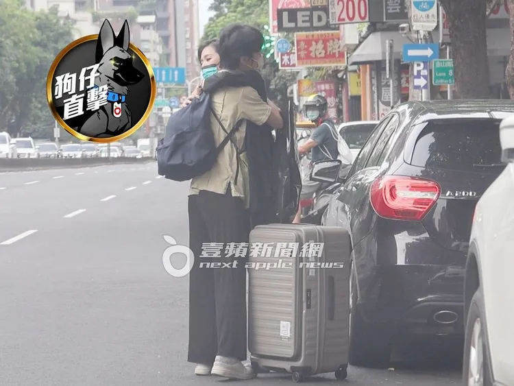 安溥（右）與「擁抱男」在街頭正面深情擁抱13秒鐘，互相拍背安慰，依依不捨的道別。特勤中心攝