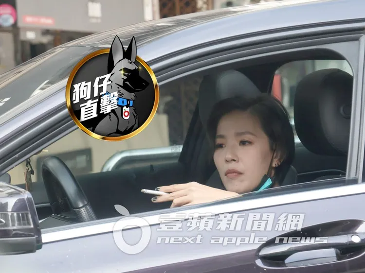 安溥降下車窗，抽著香菸沉澱心情等待著友人。特勤中心攝、《壹蘋》提醒您，吸菸有礙身體健康