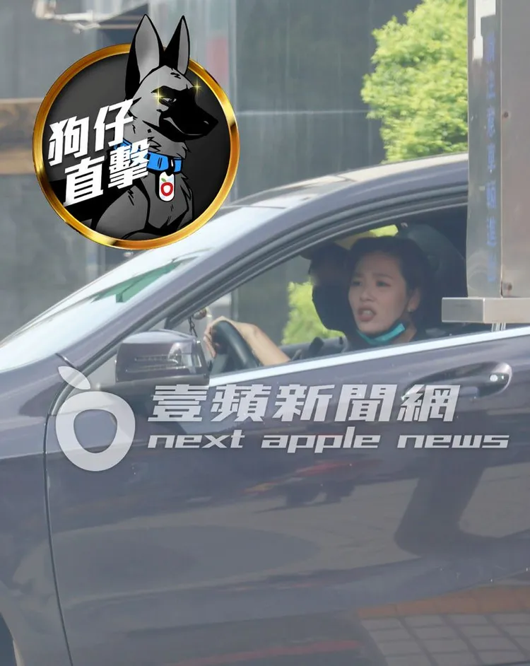 安溥（右）載著助理從醒吾大樓地下停車場駛出。特勤中心攝