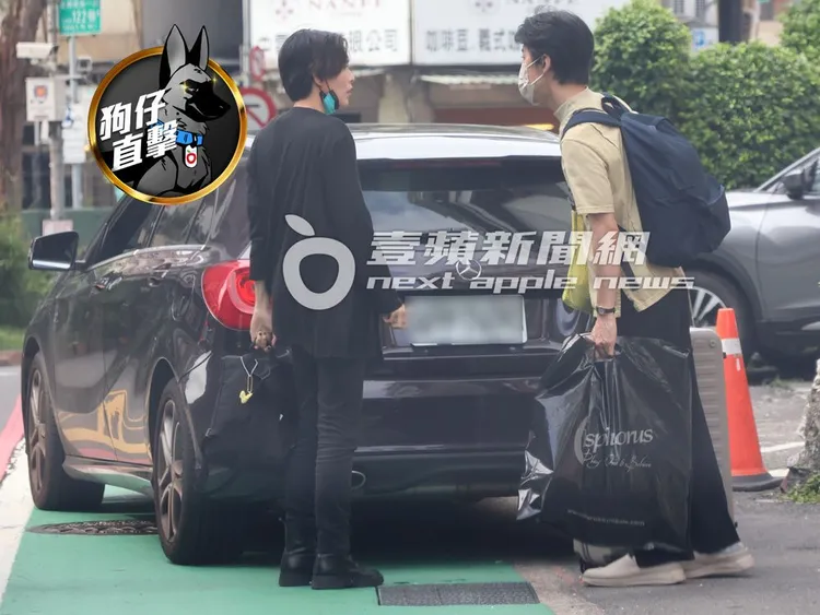 「擁抱男」（右）推著28吋大行李箱，提著大包小包行李，前來和安溥會合。特勤中心攝