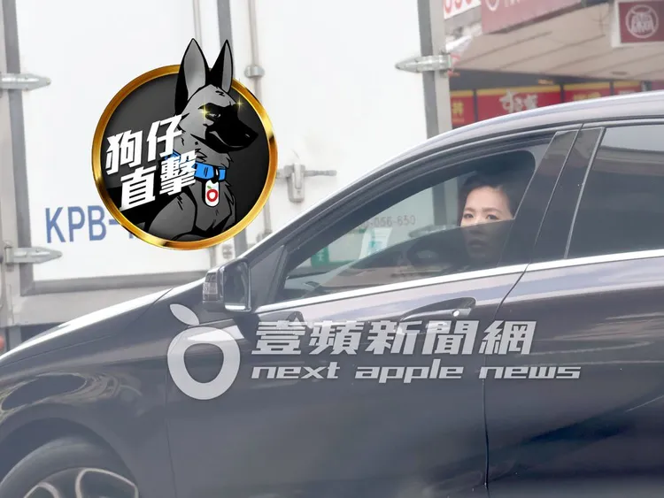 安溥坐在車內抽菸，降下車窗通風。特勤中心攝、《壹蘋》貼心提醒您，吸菸有礙身體健康