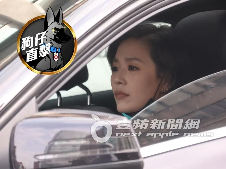 安溥獨自開著售價180萬元起的賓士A200座駕離開廣播電台。特勤中心攝