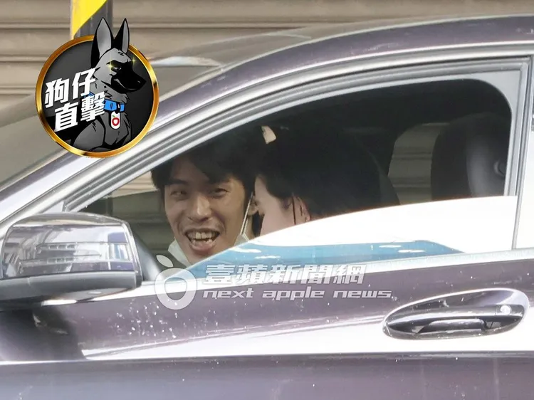 安溥（右）與「擁抱男」在賓士車上相談甚歡笑開懷。特勤中心攝