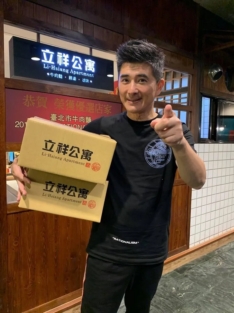 邵昕平時只要一有空，三不五時就會到「立祥公寓」餐廳顧店。翻攝邵昕臉書