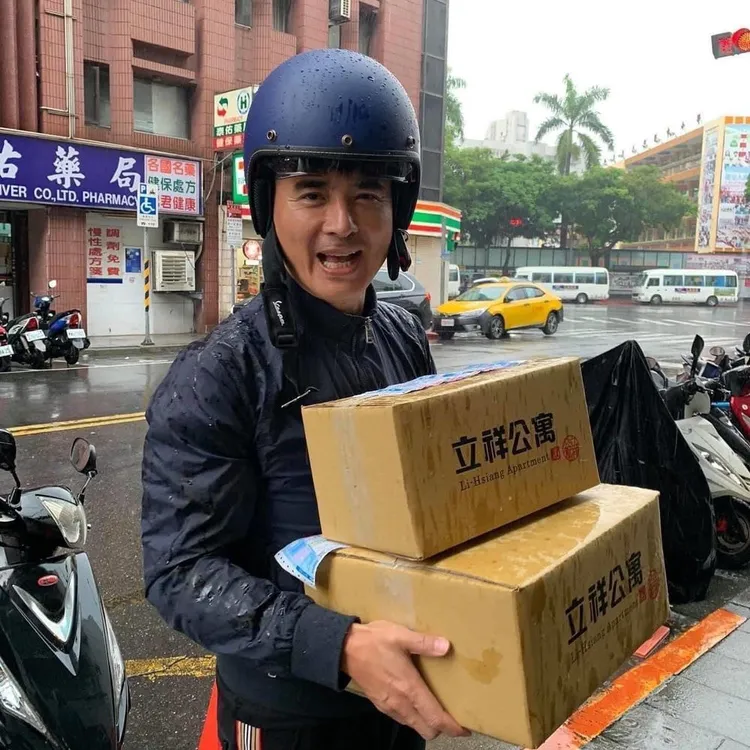 資深藝人邵昕過去時常騎乘偉士牌機車到「立祥公寓」店裡顧店。翻攝邵昕臉書
