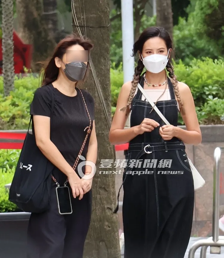 安心亞（右）穿著細肩帶小可愛，小露香肩及美臂，和友人在一蘭拉麵門口等人。特勤中心攝