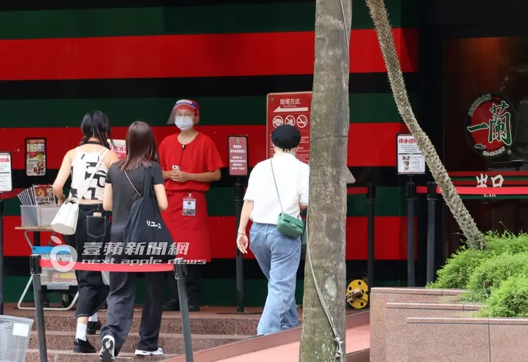 安心亞（左）等了10幾分鐘，一行人才一起走進一蘭拉麵用膳。特勤中心攝