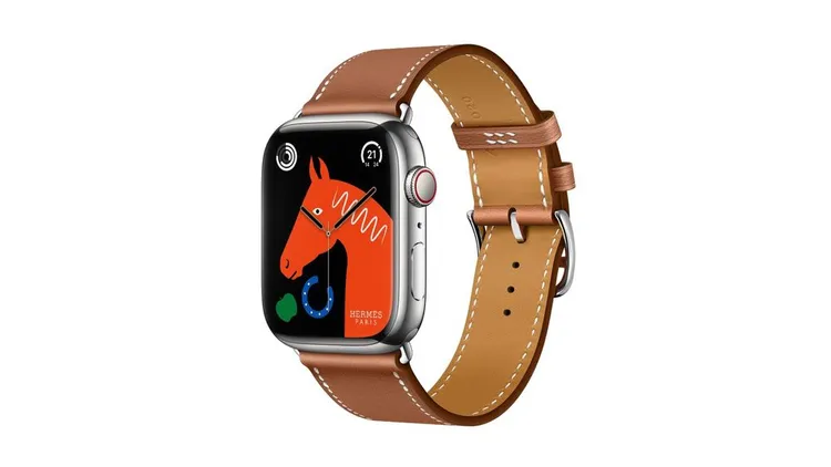 討喜的Lucky Horse面盤，馬首還融入了提醒休息片刻的貼心功能；Apple Watch Hermès 8系列金色Swift小牛皮單圈錶帶搭配45mm錶殼，3萬8900元。品牌提供