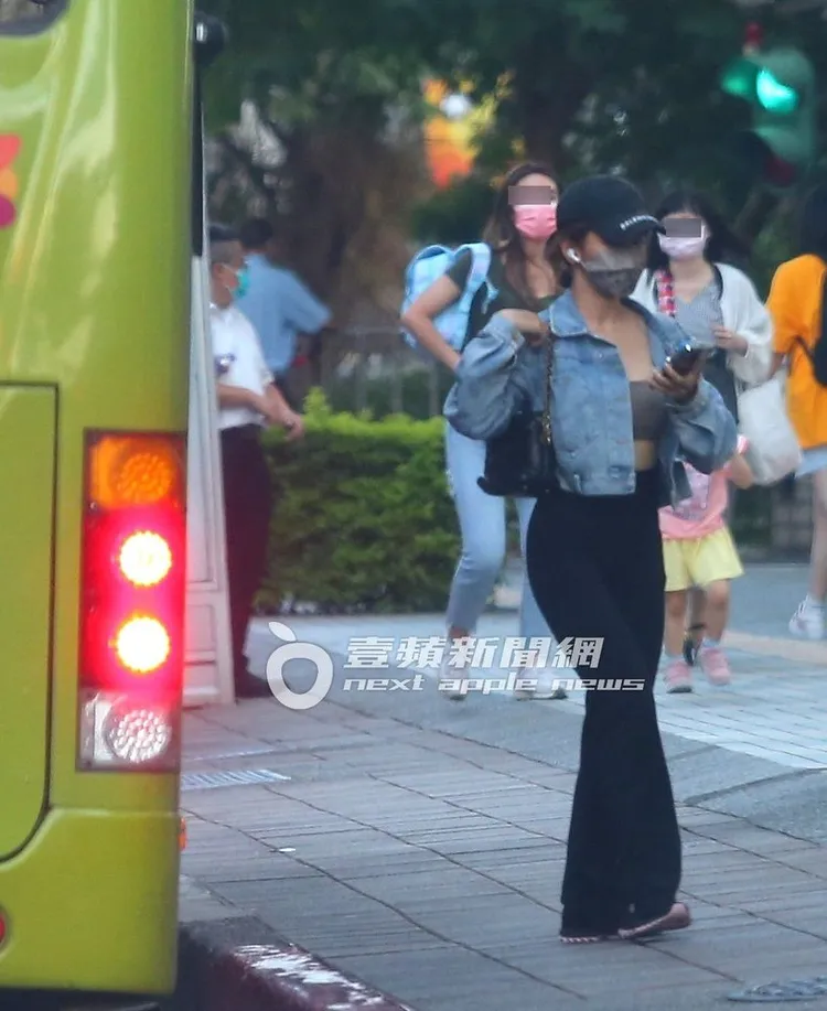 走了一段時間後，郭書瑤搭上公車，在住家附近下車。特勤中心攝