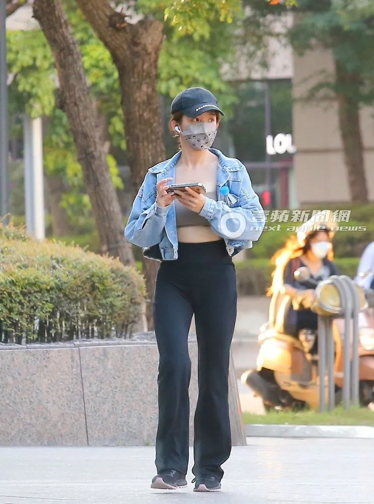 郭書瑤邊走邊看著手機。特勤中心攝