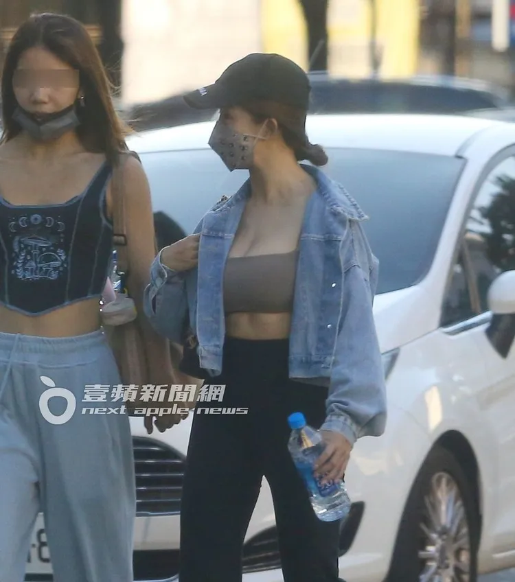 郭書瑤（右）當天運動裝扮出門，胸前事業線一覽無遺。特勤中心攝