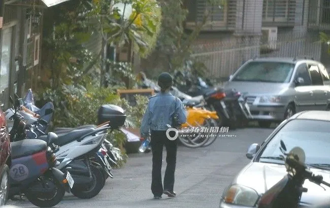 郭書瑤在住家附近繞了一圈。特勤中心攝