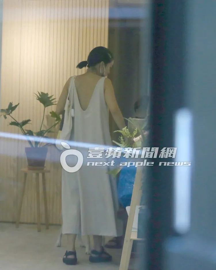 大霈背起包包準備下班。特勤中心攝