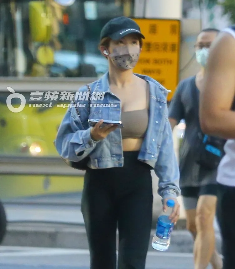 與女友人道別後，郭書瑤獨自往信義區走。特勤中心攝