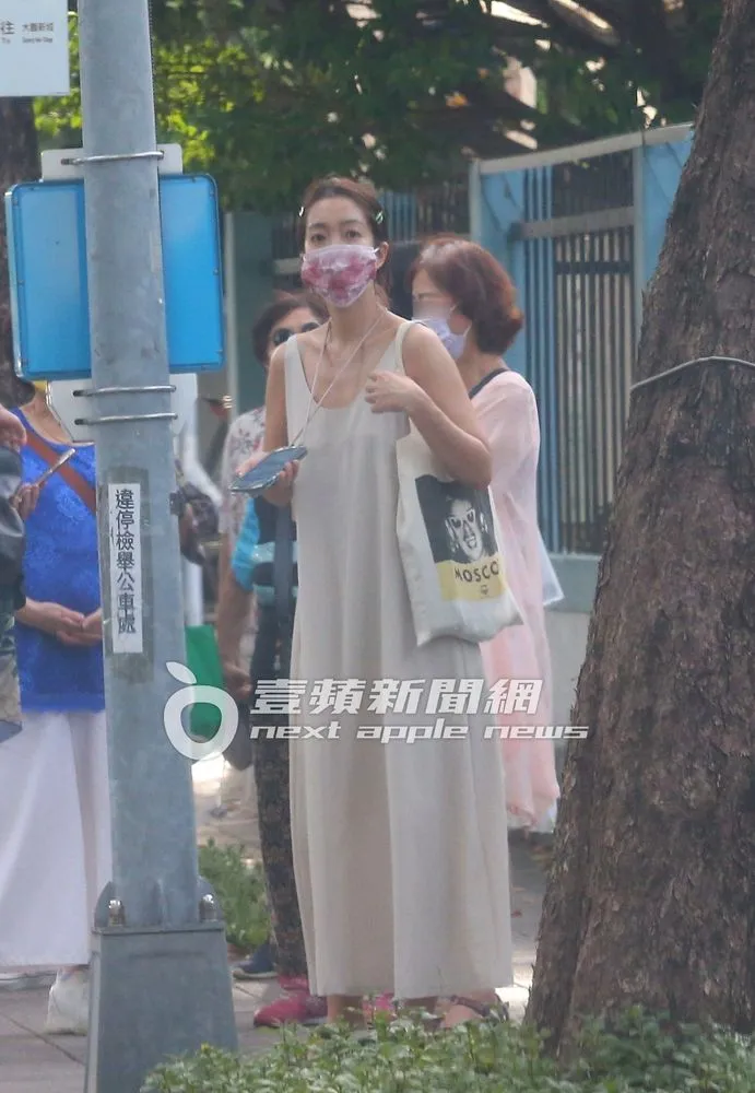 大霈拿著手機等著來站的公車。特勤中心攝