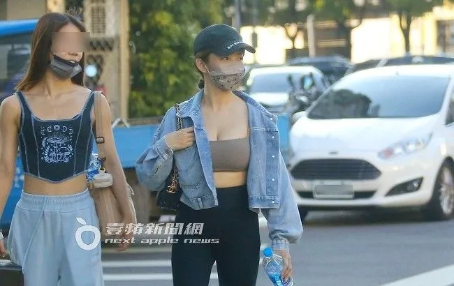 郭書瑤（右）與女友人出現在東區街頭，一身運動裝扮露出事業線。特勤中心攝