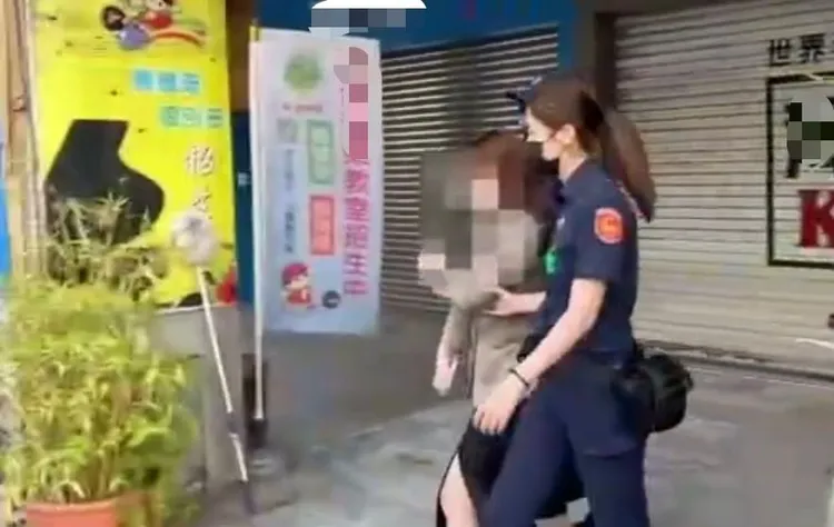 警方將店內的女服務生帶回警局協助調查。讀者提供